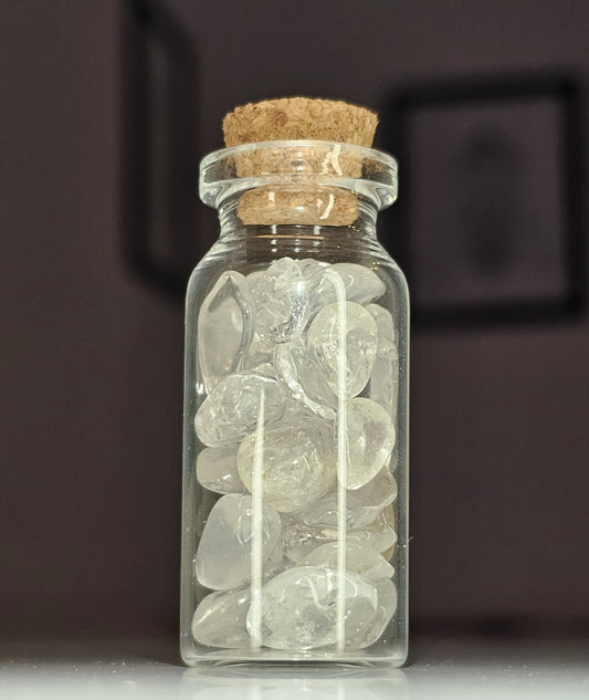 Bergkristall Chips im Spelljar - Bergkristall Edelstein Trommelchips im Glasfläschchen mit Korken - Clear Quartz Chips