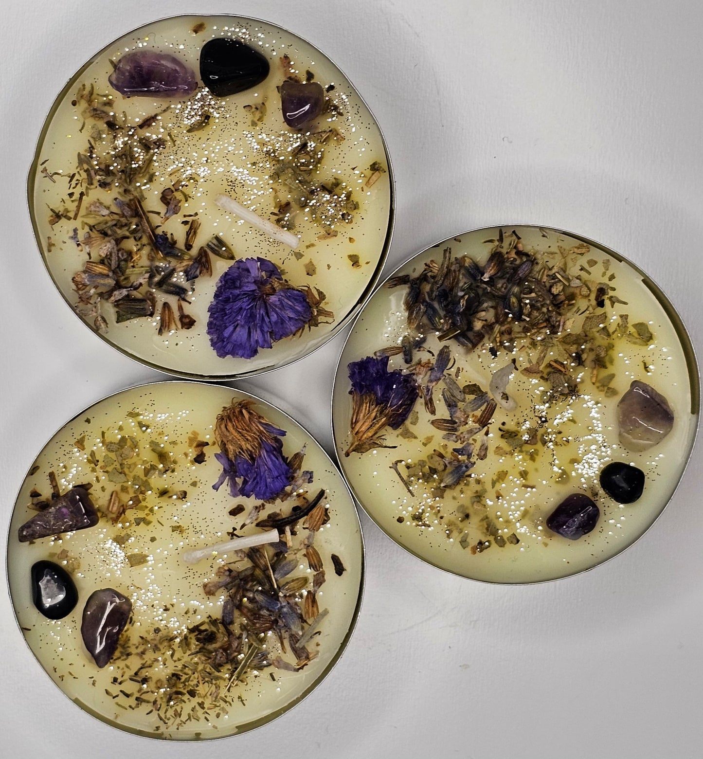 Manifestation Ritual Candle | Ritualverstärker | Maxi-Teelicht mit Kräutern, Blüten, Edelsteinen und ätherischen Ölen | Manifestiere Wunder