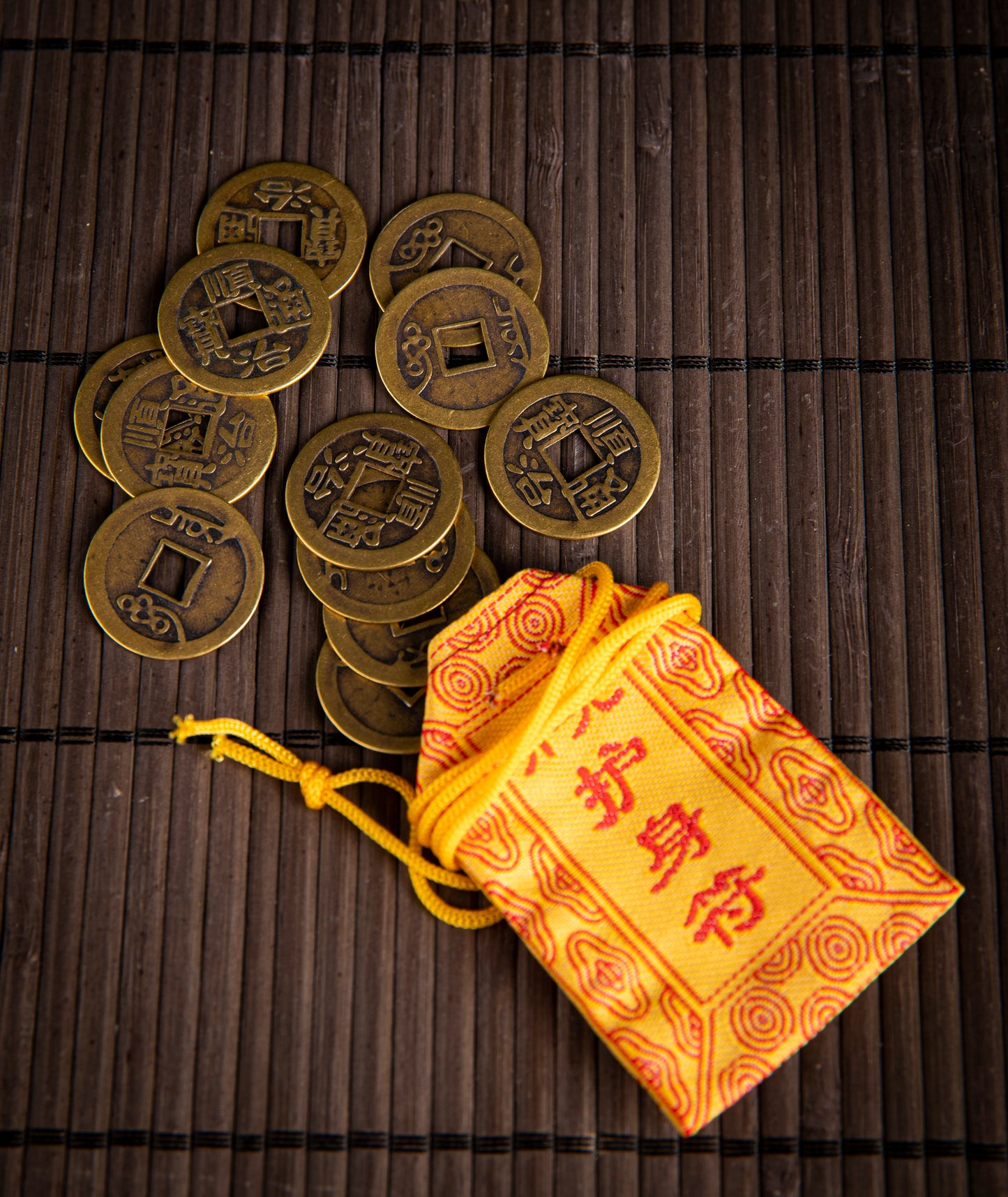 Kleine Chinesische Glücksmünzen im Baumwollsäckchen | 12er Set