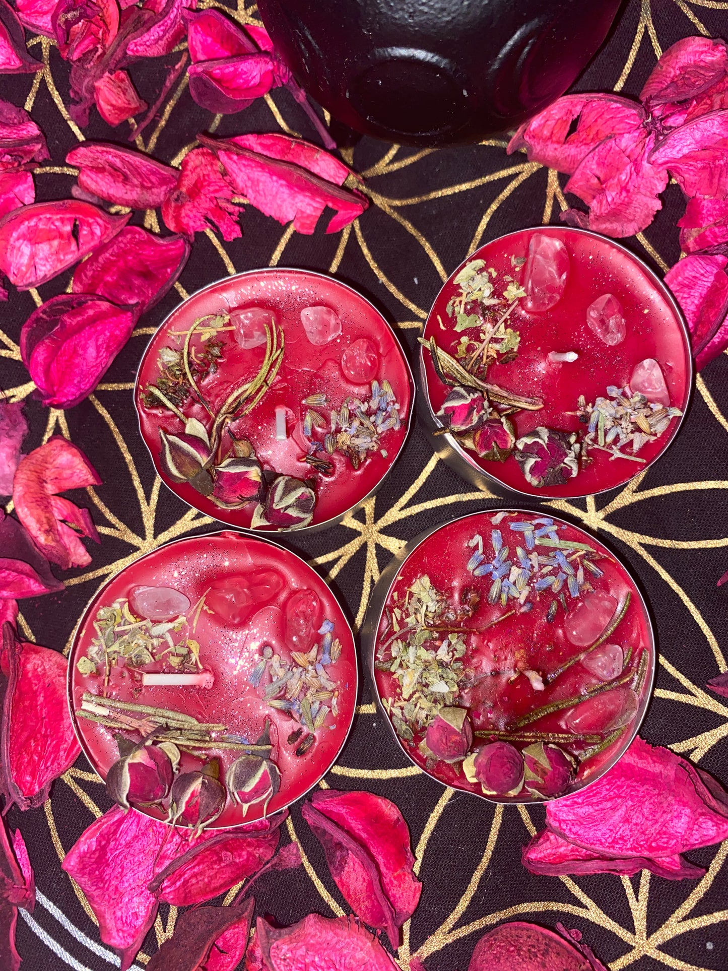 Love Ritual Maxi Teelicht | Magic Love Ritual Candle | Crystal Candle mit Blüten, Rosenquarz und Kräutern | Liebesritual