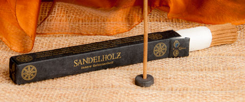 Tibetan Line - Sandelholz | Inhalt ca. 27 Stäbchen + 1 Halter | Räucherstäbchen Set | Innere Gelassenheit