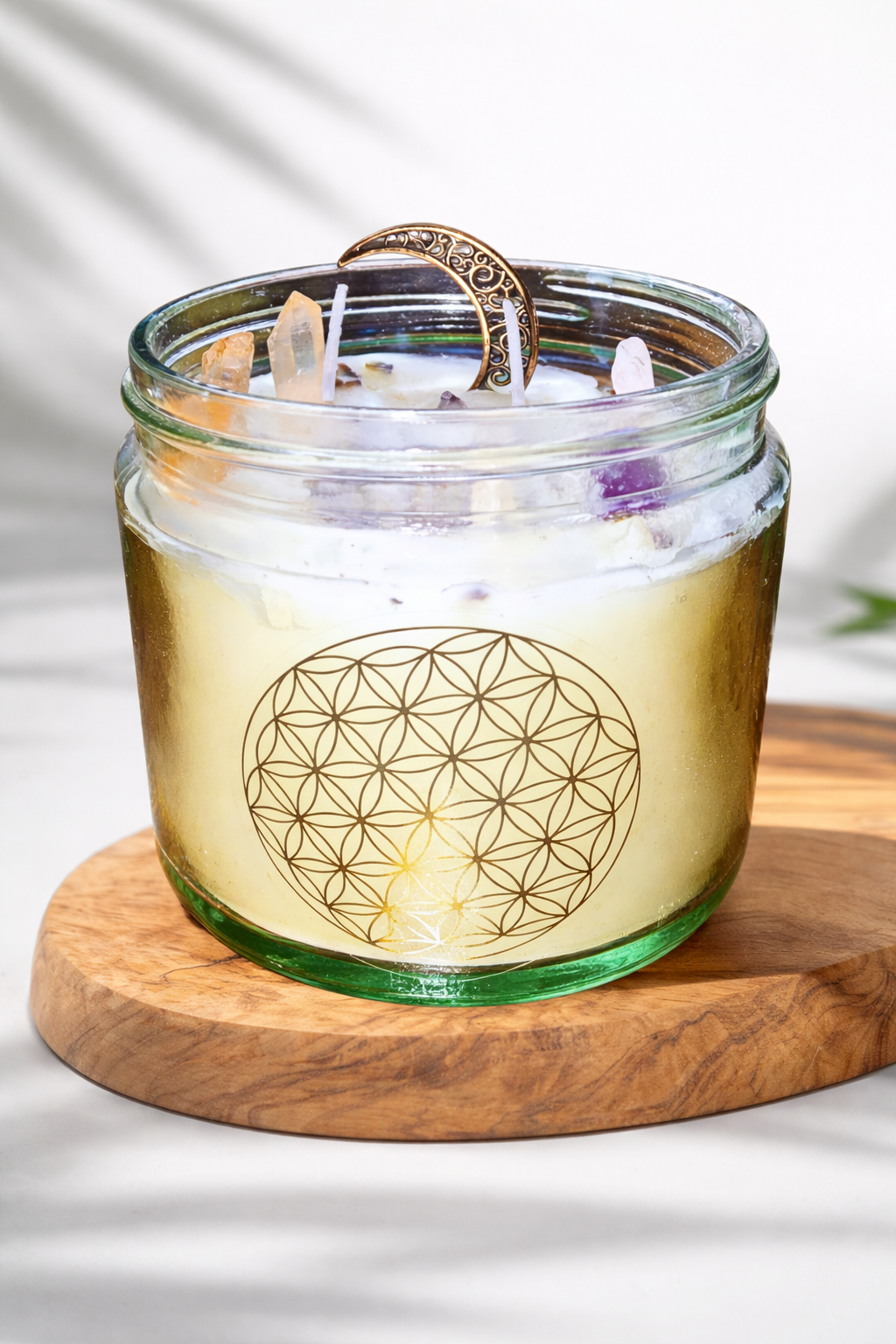Große Manifestationskerze Blume des Lebens – 2-Docht Sojawachs mit Rosenquarz, Amethyst, Bergkristallspitzen & Mond-Charm | Bourbon Vanille Duft