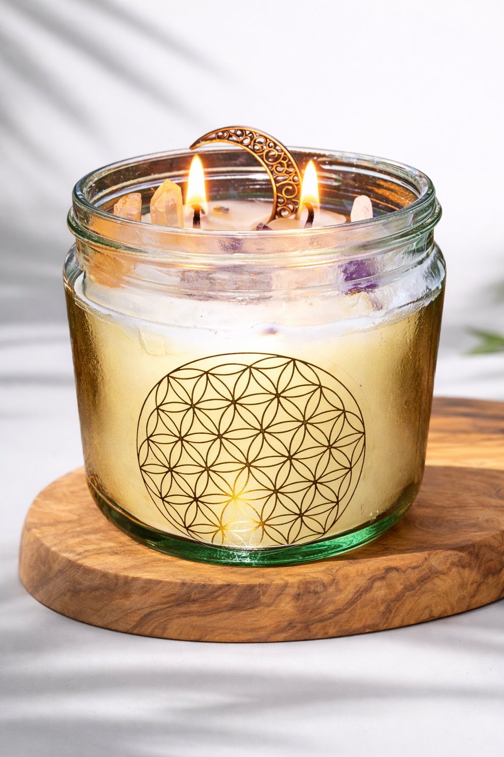 Große Manifestationskerze Blume des Lebens – 2-Docht Sojawachs mit Rosenquarz, Amethyst, Bergkristallspitzen & Mond-Charm | Bourbon Vanille Duft