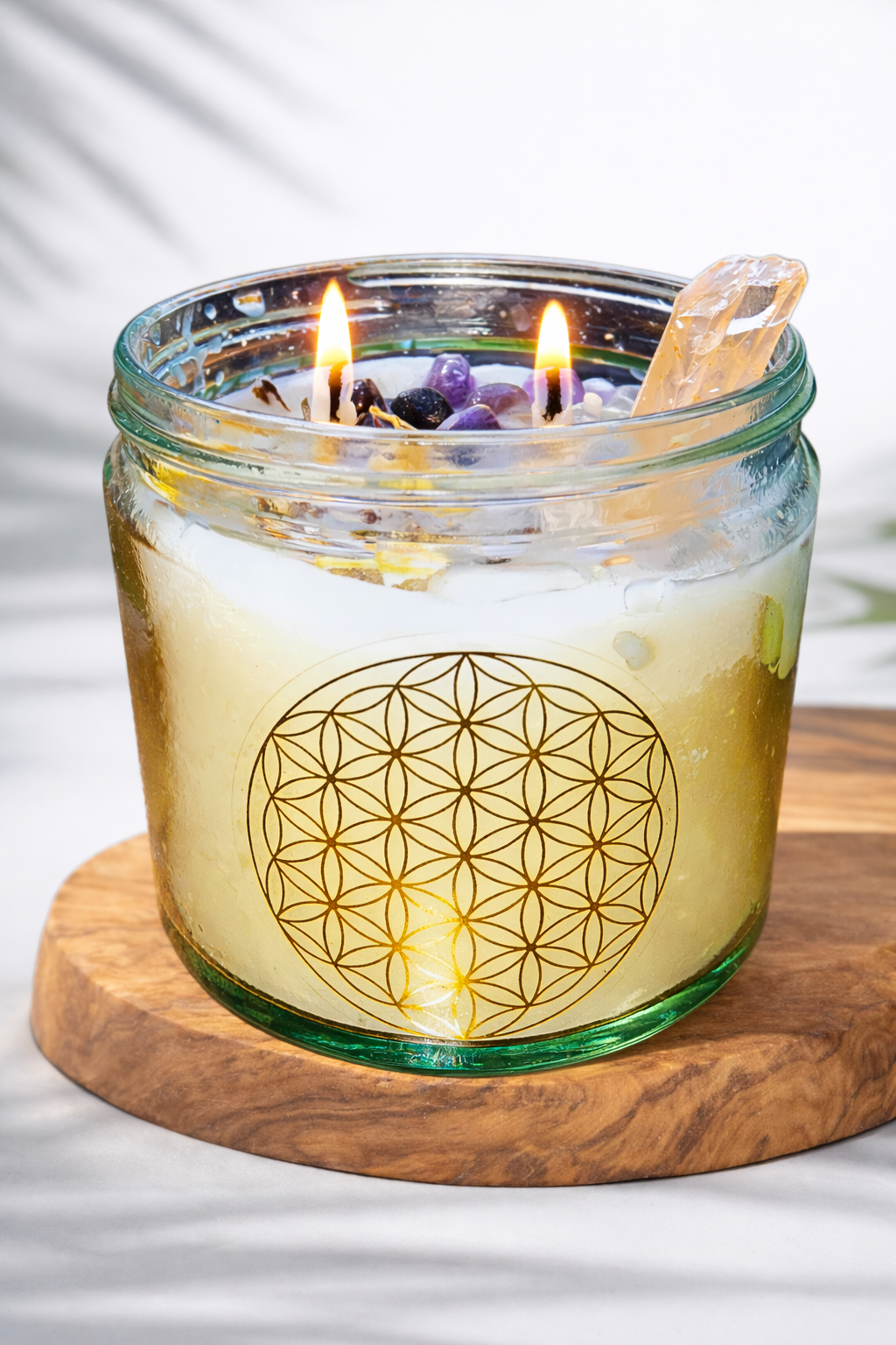 Große Manifestationskerze handgegossen Blume des Lebens – 2-Docht Sojawachs mit Bergkristallspitze, Aventurin, Turmalin & Kräutern | Frequenzanhebung & Bourbon Vanille