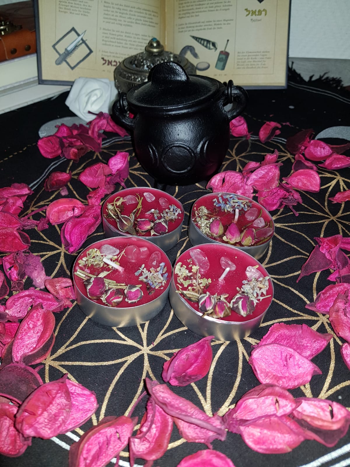 Love Ritual Maxi Teelicht | Magic Love Ritual Candle | Crystal Candle mit Blüten, Rosenquarz und Kräutern | Liebesritual