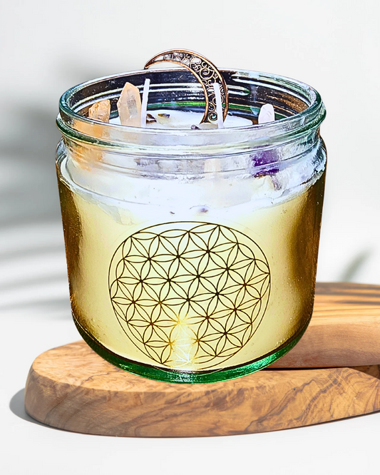 Große Manifestationskerze Blume des Lebens – 2-Docht Sojawachs mit Rosenquarz, Amethyst, Bergkristallspitzen & Mond-Charm | Bourbon Vanille Duft